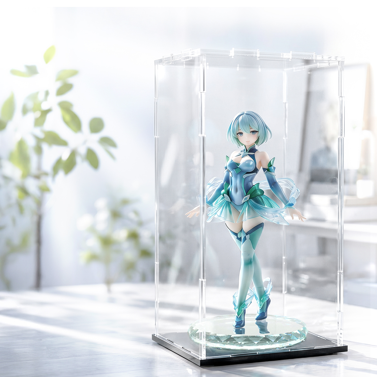 明るい室内で、クリスタルガラス台座とディスプレイケースに飾ったフィギュア