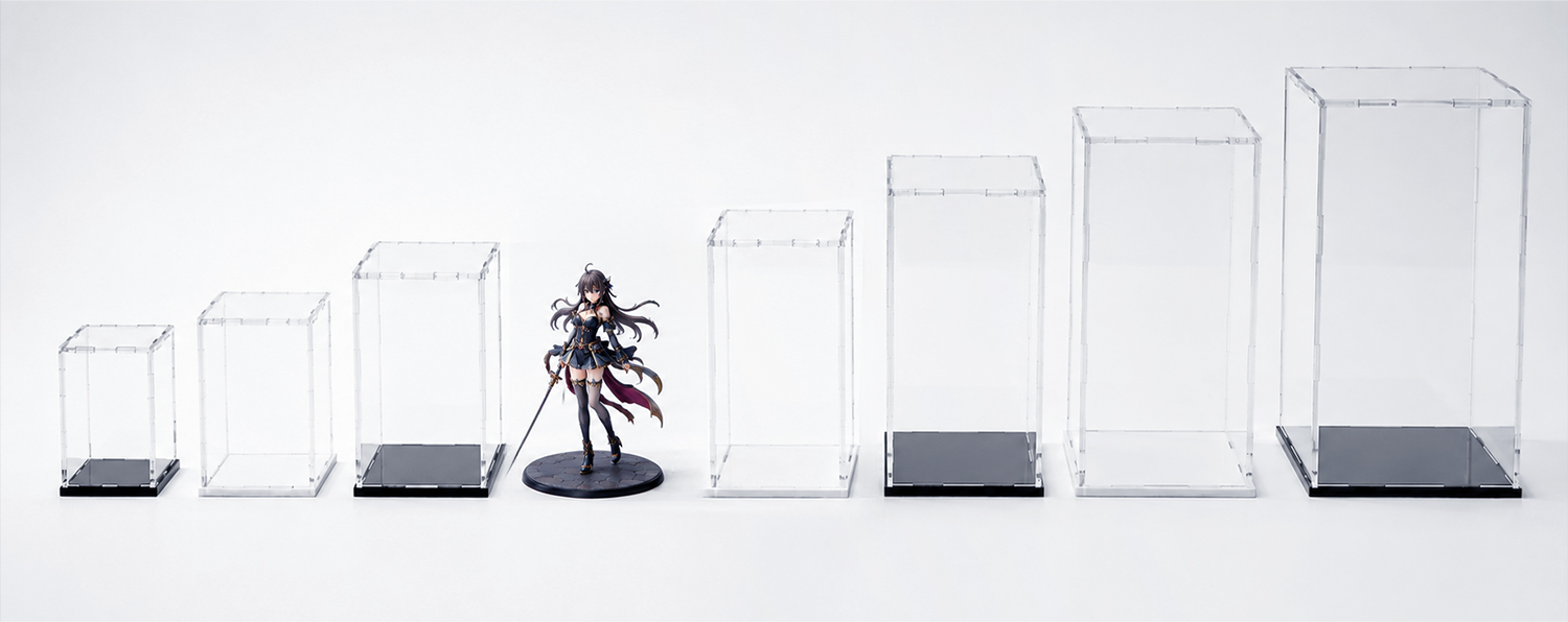 全7サイズのディスプレイケースとフィギュアを並べて大きさを比較した写真