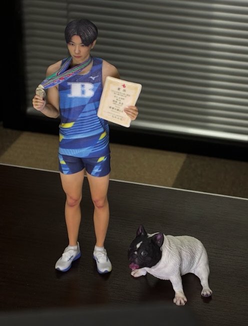 スポーツ表彰の記念フィギュアと愛犬