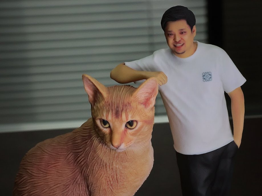 特大サイズの愛猫フィギュアと人物