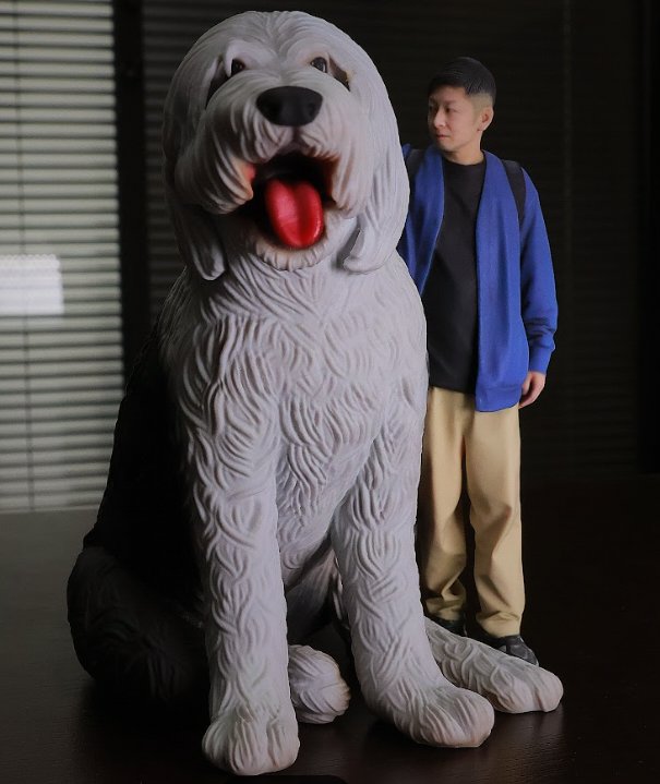 特大サイズの愛犬フィギュアと人物